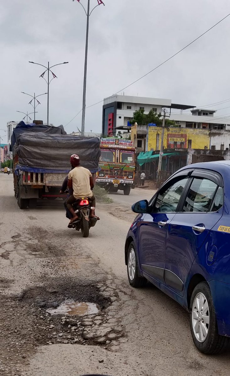 saikumar_sanika's tweet photo. The roads in Jangaon are damaged and filled with potholes causing hindrance in commute. Weed plants are growing abruptly and liter is everywhere. So we humbly request you to look into the same. @KTRTRS @KTRoffice
@KTR_News
#DevelopDistrictTS
#Jangaonneedsdevelopment https://t.co/uppetpNzoD