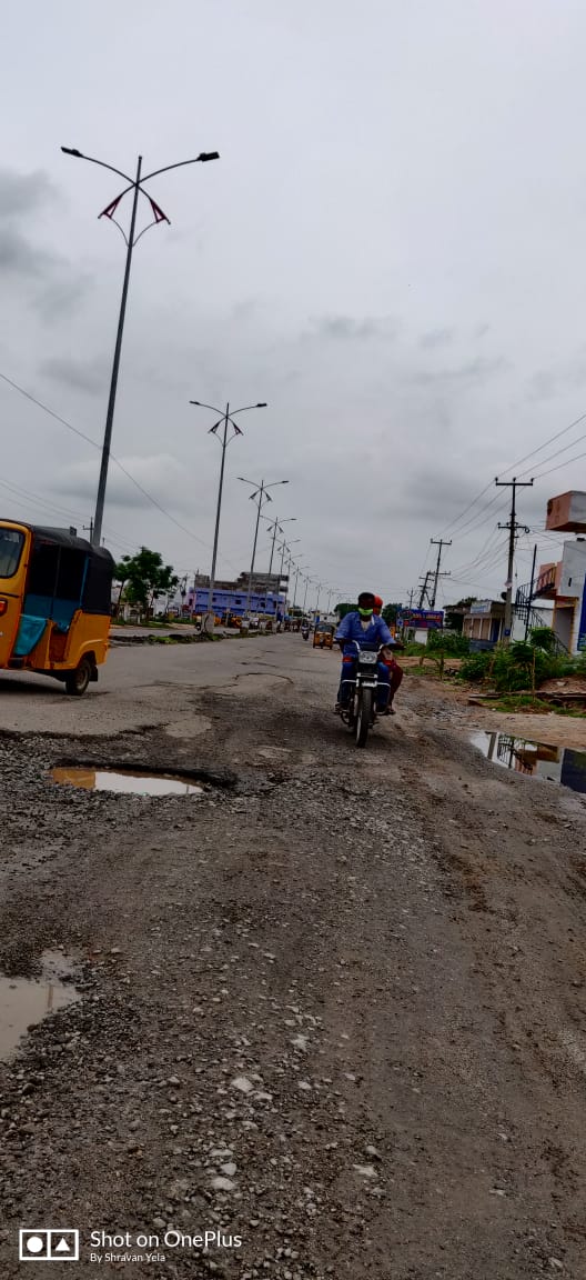 saikumar_sanika's tweet photo. The roads in Jangaon are damaged and filled with potholes causing hindrance in commute. Weed plants are growing abruptly and liter is everywhere. So we humbly request you to look into the same. @KTRTRS @KTRoffice
@KTR_News
#DevelopDistrictTS
#Jangaonneedsdevelopment https://t.co/uppetpNzoD