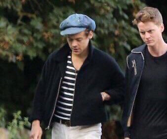 Harry Styles but wearing the same clothes over and over again bc that’s some royalty sh*t. A thread