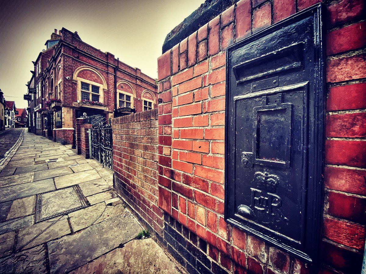 helenofwhitby's tweet photo. Whitby has associations with Dracula, all things gothic and dark. Even post boxes get into the vibe here ๐ค #WednesdayThoughts
#whitby #goth #gothic #dark #dracula #blackpostbox #notinuse https://t.co/ly6ApPwPTX