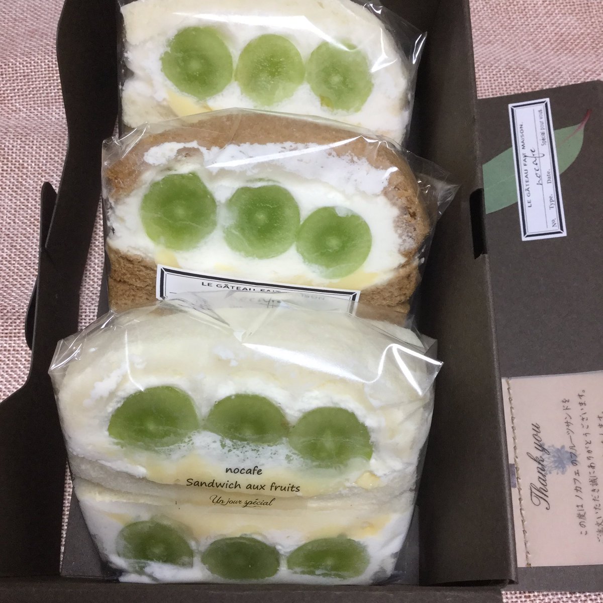natural_holiday's tweet photo. 届いた💕
#ノカフェ さんのシャインマスカットのフルーツサンド😍
シャインマスカットはこれが今年初かなぁー🥰
時期の始まりに食べれて嬉しい😍
黒糖パンでサンドしてあるのも入ってるって知らなかったので開けてビックリ😂嬉しい🥰
#nocafe #フルーツサンド
#社員マスカット (←お約束😂) https://t.co/FAFxtnfCc8