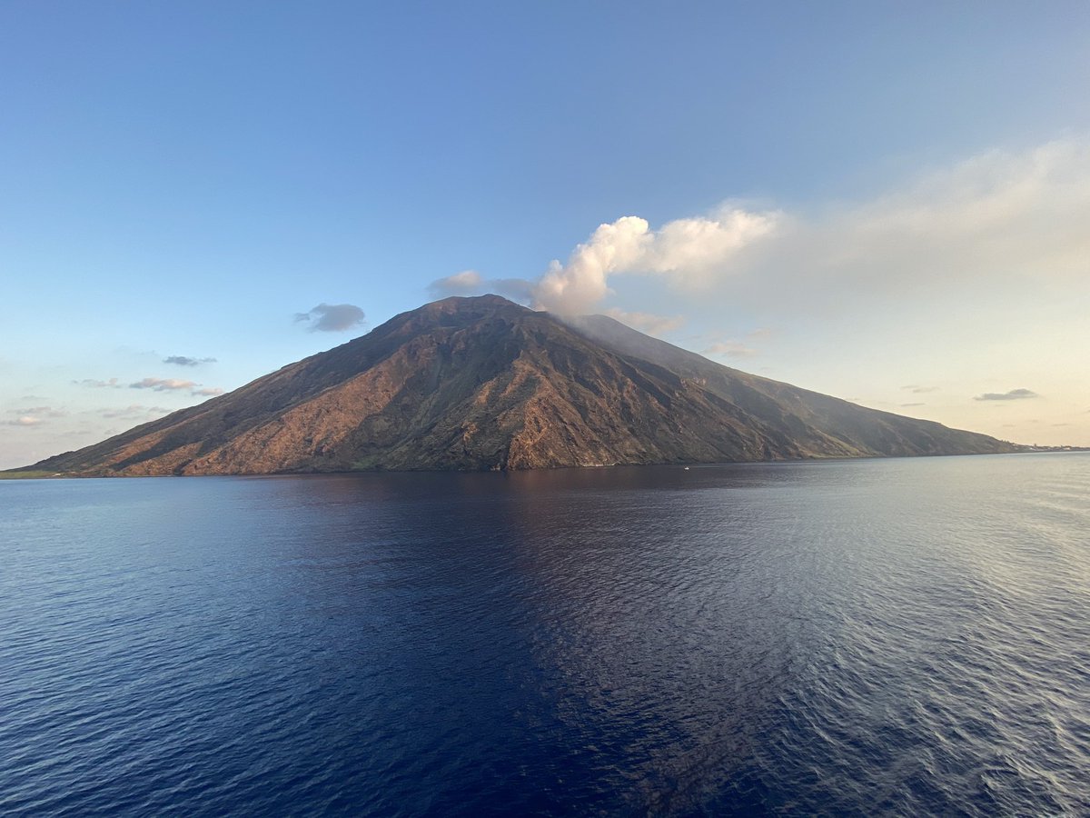 E quando ti trovi innanzi “iddu”, sua maestà il vulcano, ti rendi immediatamente conto della grandiosità della natura e della piccolezza del genere umano e delle sue capricciose beghe.
#eolie2020 #paradisiperduti