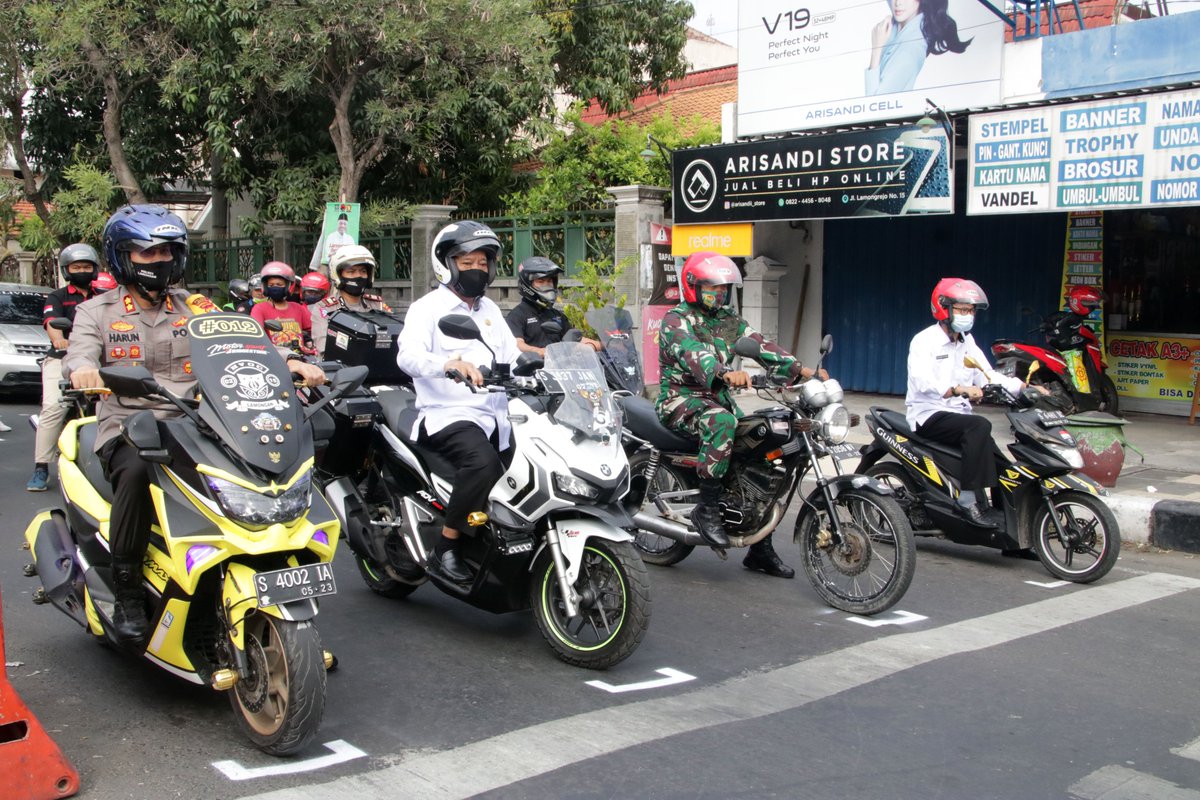 prokopimkablmg's tweet photo. Upaya mendisiplinkan masyarakat menuju kehidupan normal baru di Kabupaten Lamongan terus digalakkan.
Salah satunya dengan membuat marka jalan physical distancing di simpang empat Family dan alun-alun.
Marka ini dibuat ala starting grid di Moto GP. #lamonganupdate #lamongankeren https://t.co/kNJ49tYJGk