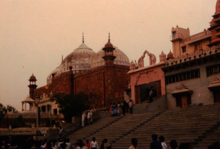 3.Krishna Janmabhumi Mandir in Mathura is a religious sight for us Hindus,but yet again it was destroyed by tyrant Aurangzeb who sole aim was to destroy Hinduism from its core. The mosque was built on this sight naming it Shahi Idgah Mosque(6/11)