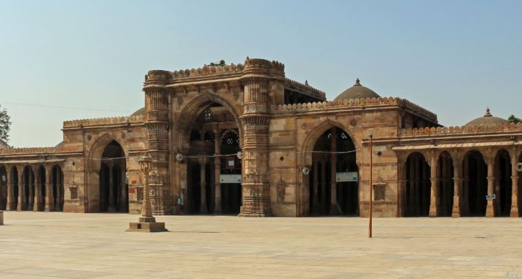 4.A huge temple of Goddess Bhadrakali was destroyed and a mosque was built on it in 1424, the temple was destroyed by Ahmedshah! There are various signs on the walls and pillars of this mosque which clearly indicate it as a Hindu temple...(8/11)