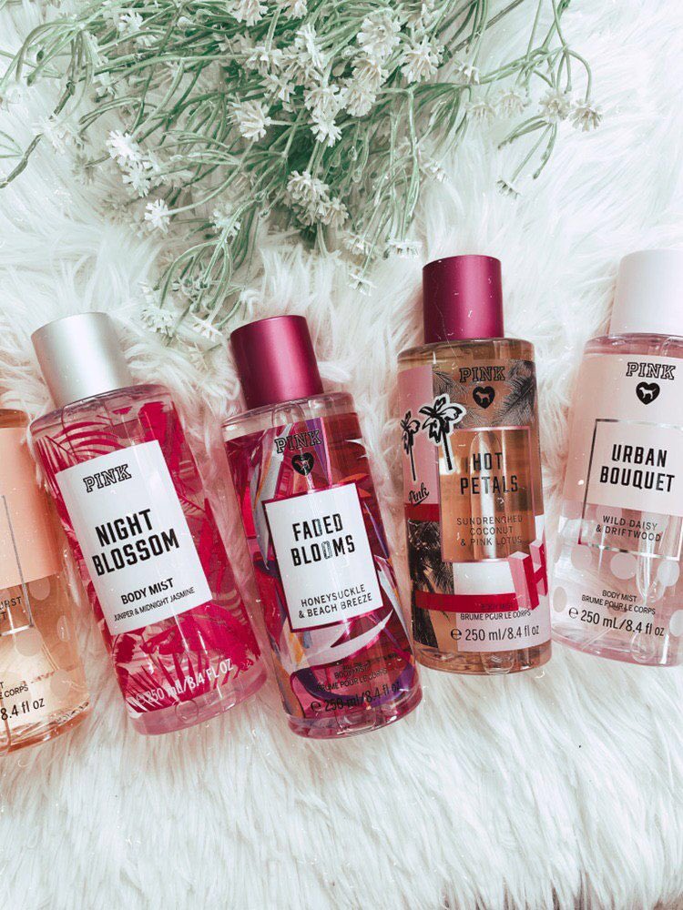 nisa_kay's tweet photo. hi! tengah cari AUTHENTIC VS perfume?? i ada banyaaaak VS punya perfume🤩 semua ready stocks tau so siapa nak order boleh dm @aishaharashid , postage hari khamis/jumaat❤️

⭐️Round bottle RM40/RM45
⭐️Square bottle RM55
⭐️Lotion RM40
⭐️Add on VS box RM17

*prices excluding postage https://t.co/b3Rj6Ksd3p