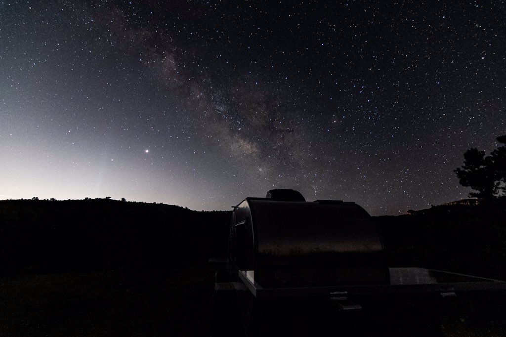 Legio_Mortis_'s tweet photo. Met some cool astrophotographers tonight. The guy had a great scope. I took pics with my Nikon of the #milkyway and #neostar. I have more but here are two quick pics. https://t.co/h4kkTdF0go