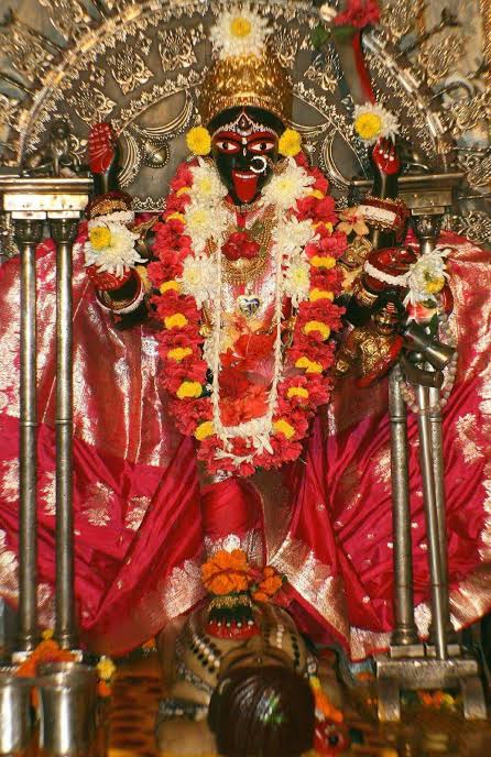 Sarvvashakti's tweet photo. Maa Kali,the Divine Mother of the Universe,Who "Embodied in Herself,
creation &amp; destruction, love &amp; terror, life &amp; death."
                  ‐-Swami Vivekananda 
 
Maa  Bhavatarini Kali at Dakshineswar Kali Temple,Kolkata. https://t.co/t9Fl4xyf8c