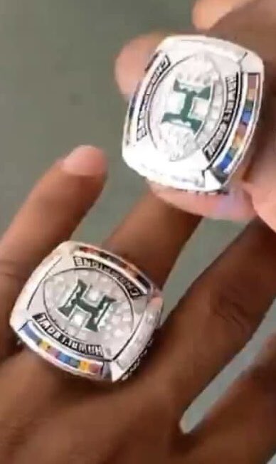 DJFunk24's tweet photo. The SoFi Hawai’i Bowl Championship rings have arrived! 💎💍🌈🏈🤙🏼@HawaiiFootball https://t.co/F6Ctc5kZgk