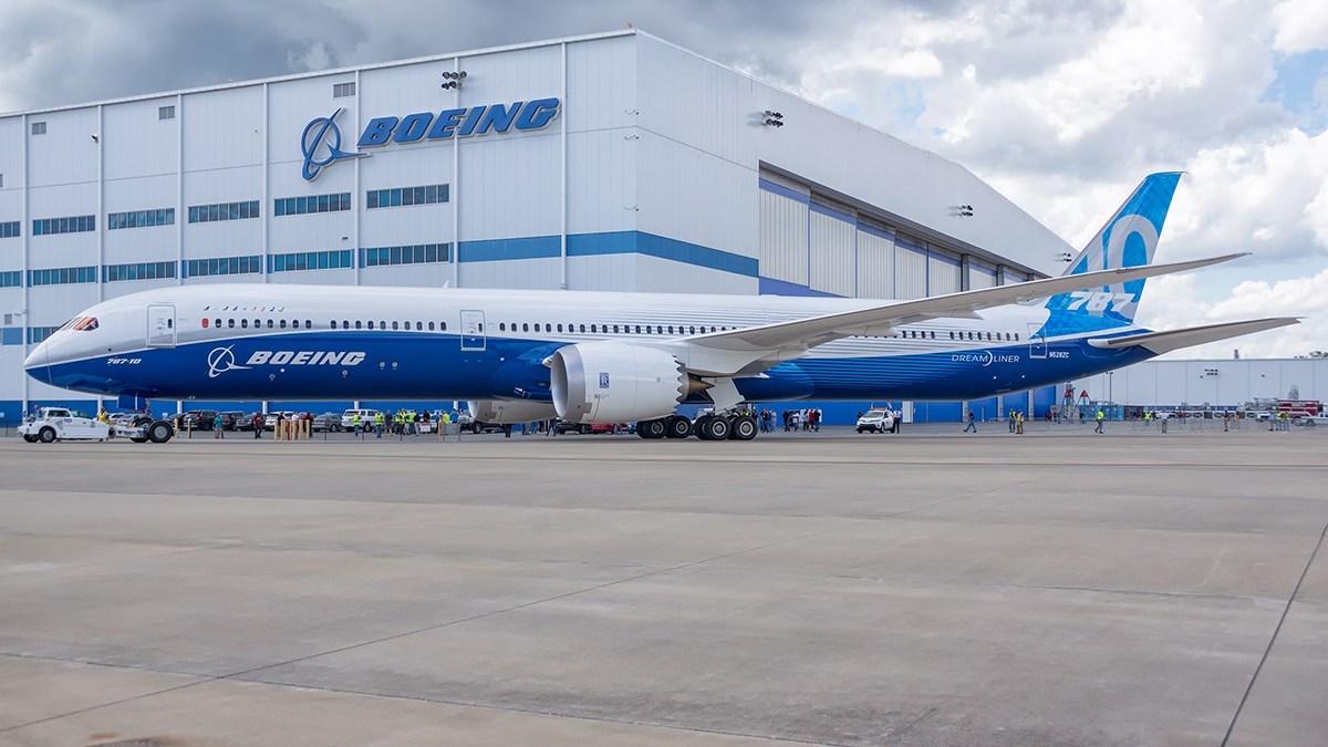 Boeing had a totally opposite view point. Their take was that the future of Airlines is in hub to spoke, or spoke to spoke short flights, and decided to go for lesser capacity, fuel efficient Aircraft - Boeing 787 Dream liner, which can carry 230-290 passengers. 5/n