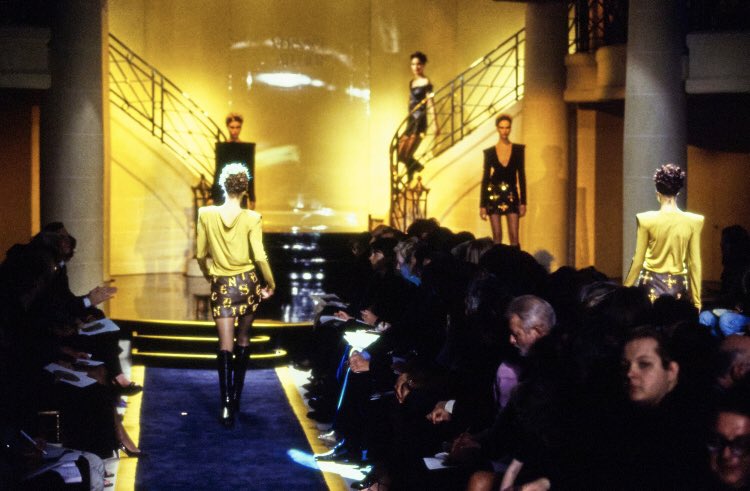 The location’s main colours were dark blue and gold, as the key shades of the collection.