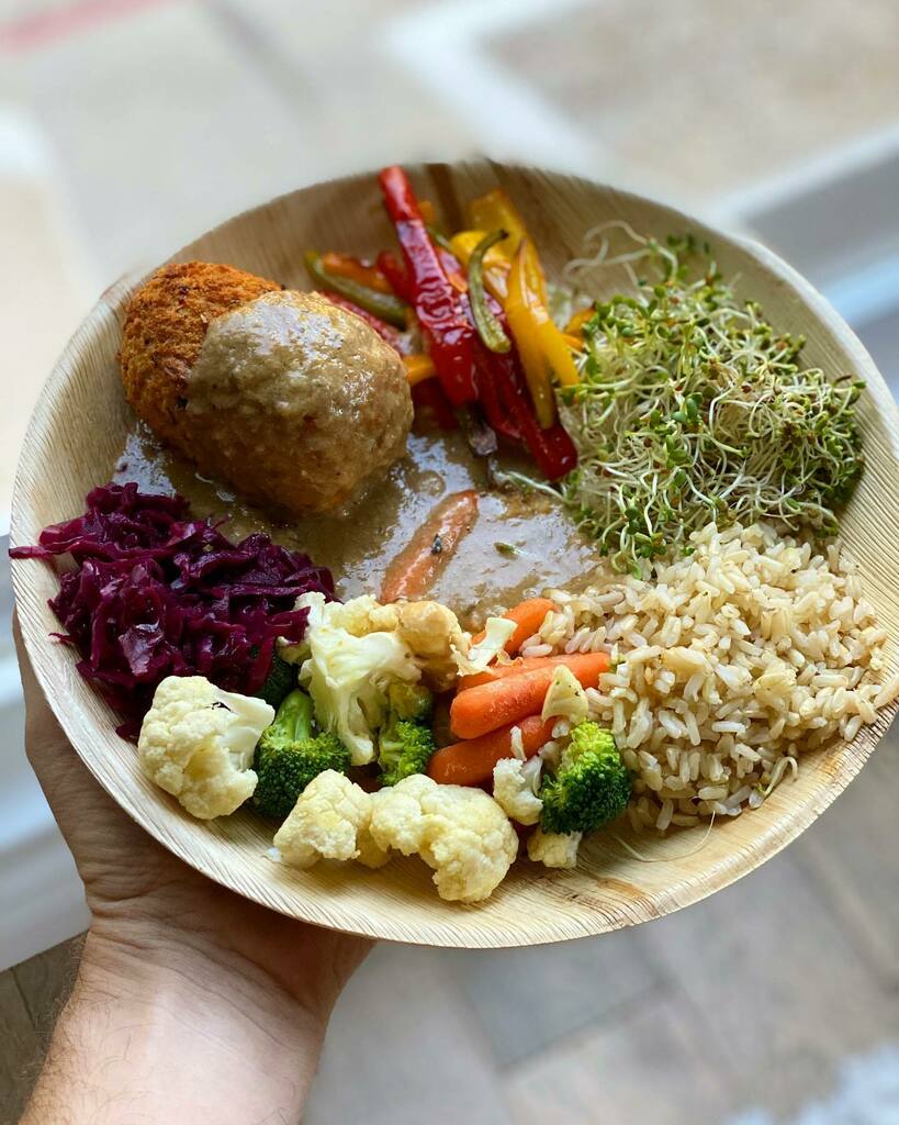 veganchomp's tweet photo. Despite our @VeryFineHouse being in total disarray due to a kitchen remodel, we cobbled together a pretty sweet microwave/toaster oven #vegan chomp tonight! 

I steamed veg in between 2 paper plates in the microwave &amp; broiled some peppers in the little o… https://t.co/tKYbRBFwgw https://t.co/H3FSVFfpV8