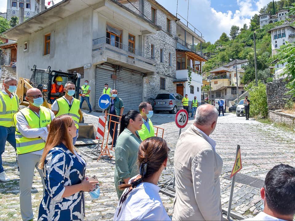 AkumAlbania's tweet photo. Kryeministri @ediramaal & Ministrja @BallukuBelinda , inspektuan fazën II & finale të punimeve në📍zonën historike #Gjirokastër
Përmbyllet në 2021 investimi në sistemet e ujësjellës-kanalizimeve.
24 orë 🚰 për 10.000 👨👩👧👦
🇦🇱 🤝 🇩🇪 🤝 🇨🇭
#sdg6 #ujeperjeten #MIE #AKUM #KfW #SECO https://t.co/fu2UZa1bmV