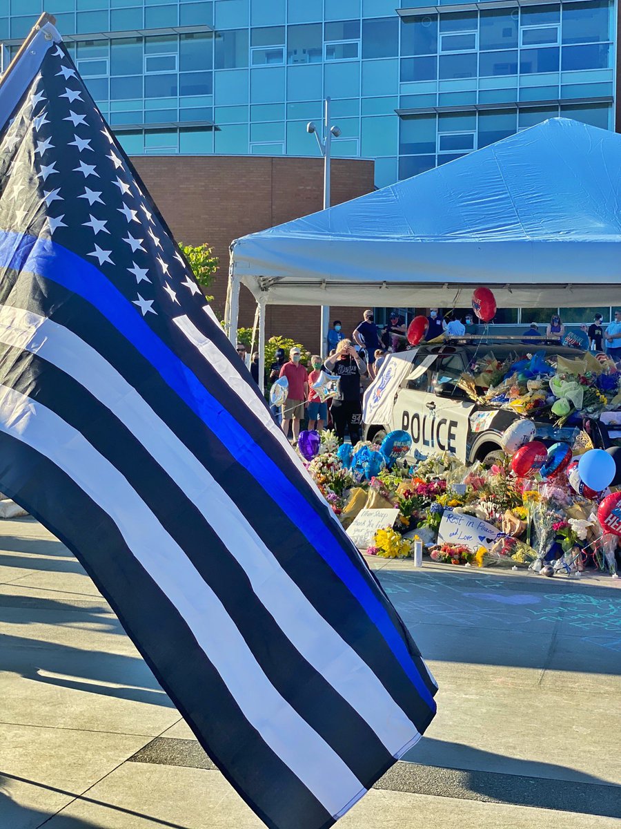 unlieshed's tweet photo. The #Bothell community coming together to pay respects to Officer #JonathanShoop and to show support for the @BothellPolice Department tonight. https://t.co/LMOjV3AeDK