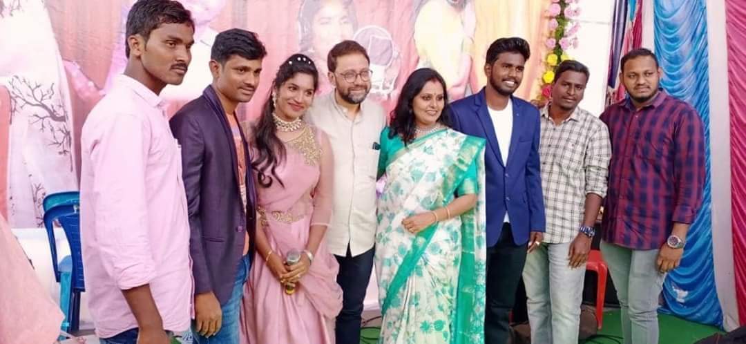 SingerKalpana's tweet photo. Hi everyone., Telugu Serial artist pridhvi mam and her husband..and me and team members https://t.co/wxjPyKW9Rt