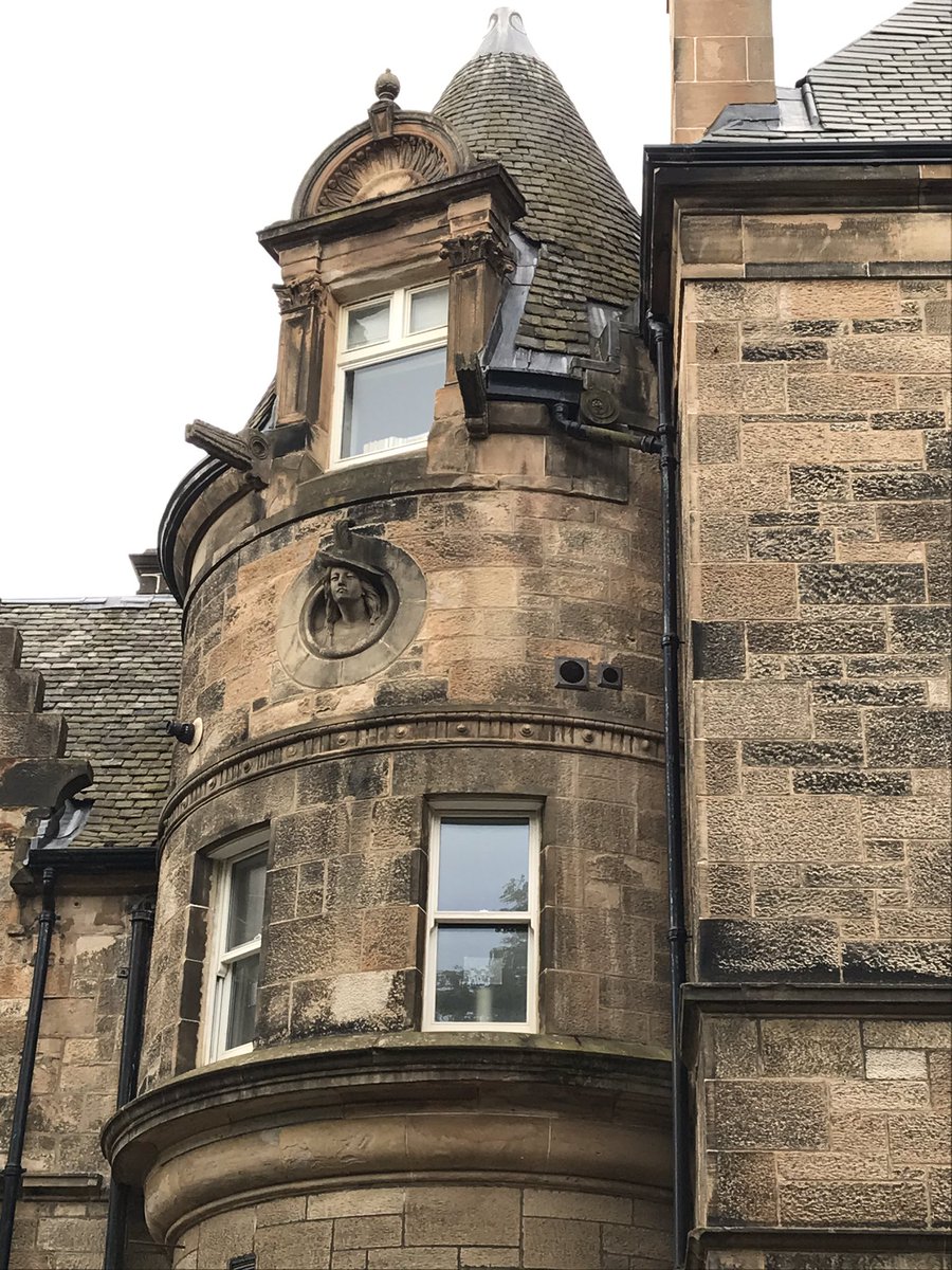  #MomentsofBeauty in  #Glasgow: So, I’m out on my morning perambulation around the  #Southside and I bump into this pretty lady with her jaunty hat...! But who is she? What building is she on and what’s the backstory...? Questions, questions – this demands a thread...! 1/7