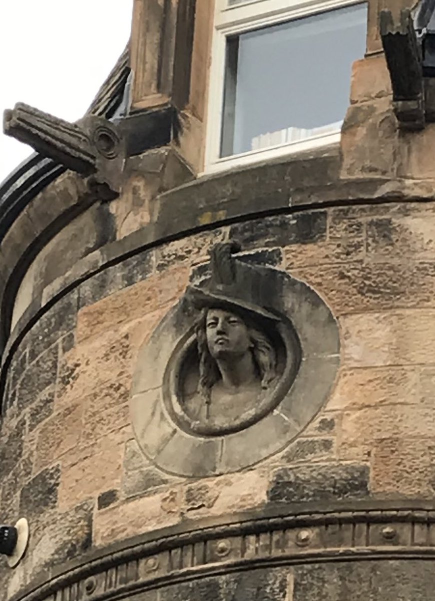  #MomentsofBeauty in  #Glasgow: So, I’m out on my morning perambulation around the  #Southside and I bump into this pretty lady with her jaunty hat...! But who is she? What building is she on and what’s the backstory...? Questions, questions – this demands a thread...! 1/7