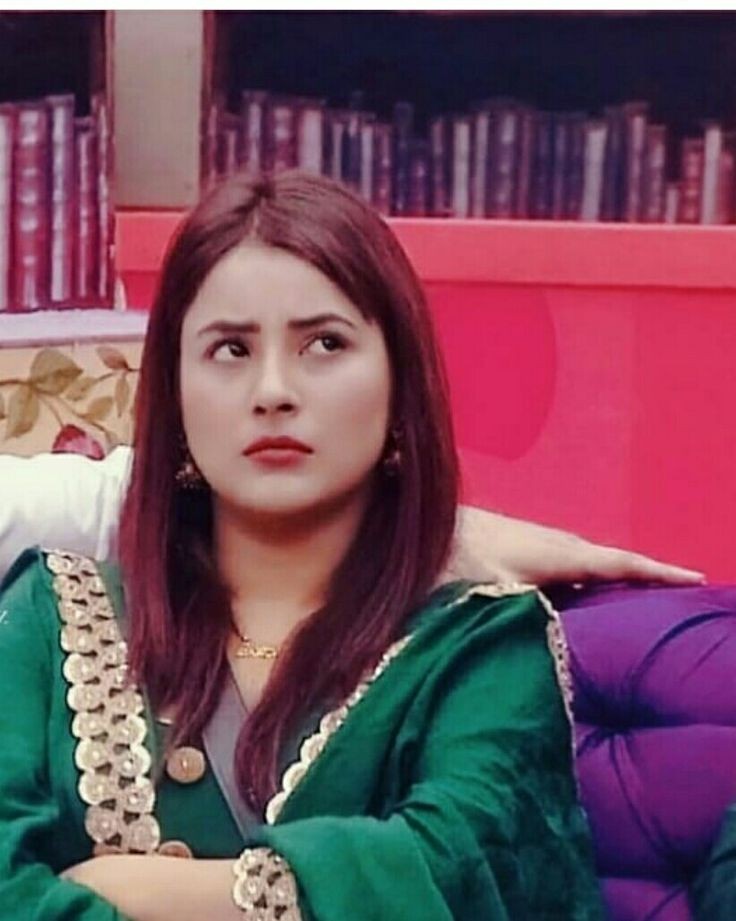 Sana- Badi Bahu, wife of thakur sahab. She tries to maintain harmony in the house. Due to her good heart, she falls into problems and people judge her. Love her husband a lot always ready to be his shield.