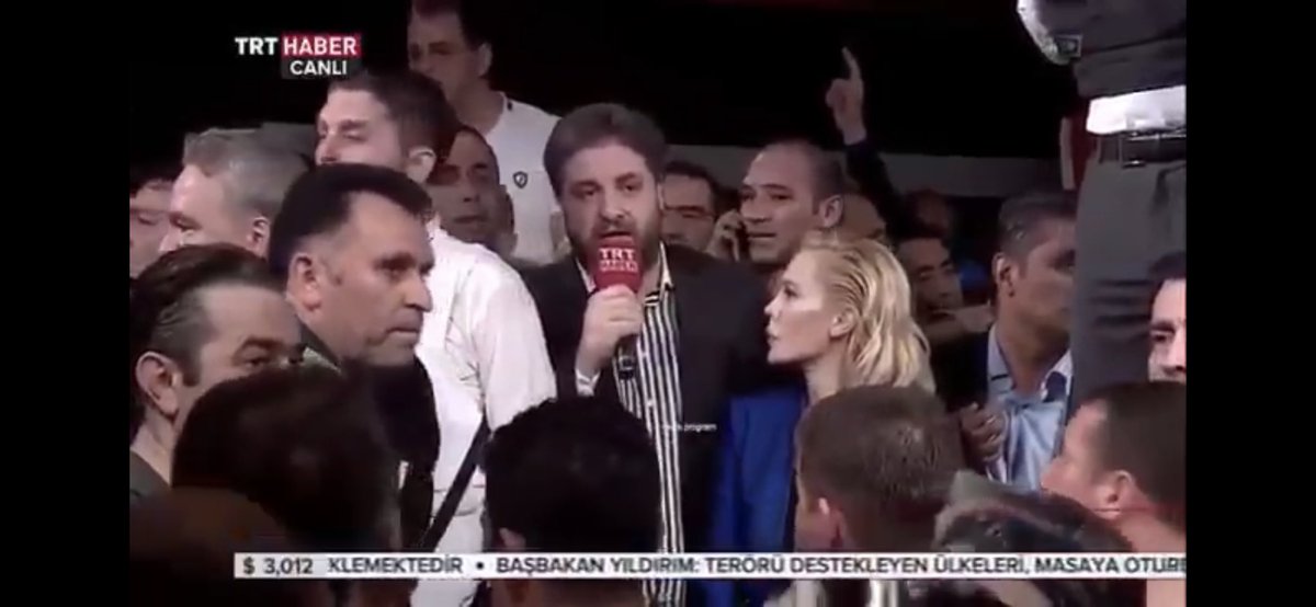 #15Temmuz gecesi TRT’nin bahçesinde elimde silah, mermi namluda koşturuyorum, yanıma gelen genç; abi sen polis misin dedi. Ben Cumhurbaşkanı başdanışmayım deyince bana tarihi bir cevap verdi. “Ben ölmeden sen yaralanmayacaksın”.
BU MİLLETİN LİDERİNE GÜVENİ, VATANINA AŞKI BİTMEZ.