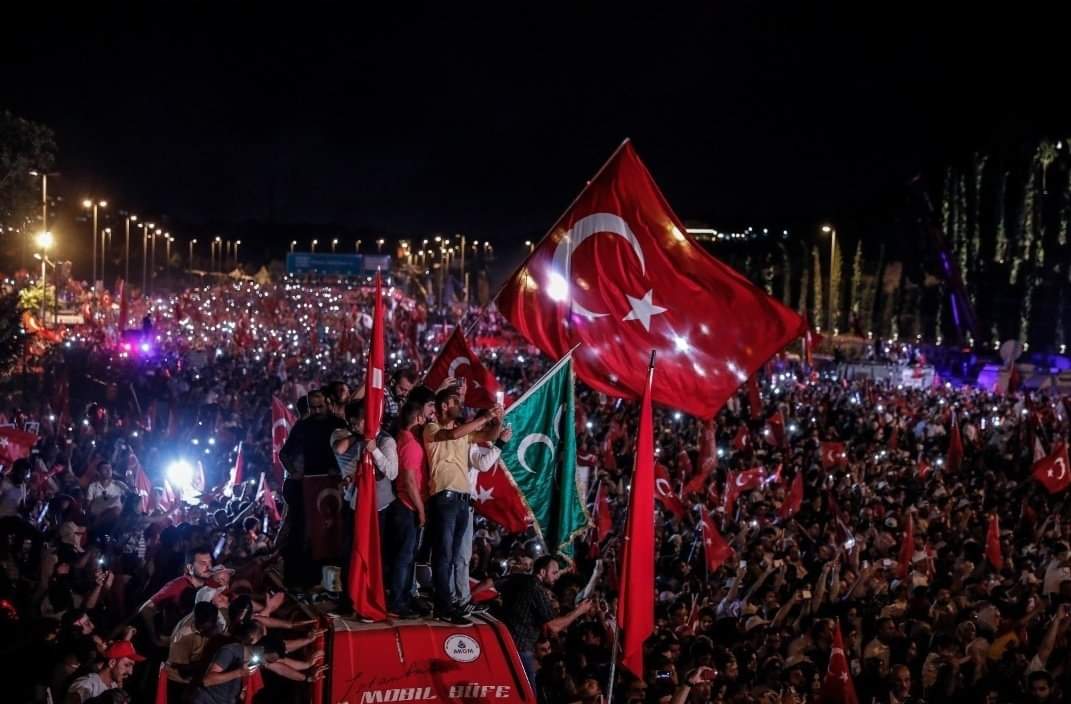 Ezanlarımızı susturamayacaksınız.
Bu ülkeye diz çöktüremeyeceksiniz.
Unutmadık...unutturmayacağız...
#15Temmuz 
#DemokrasiAtesiSönmeyecek