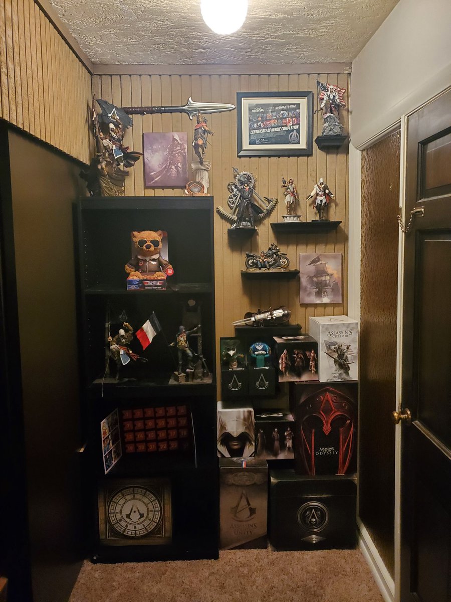 BVarsity13's tweet photo. Finally made my nerd corner. Not quiet done with the bookshelf, wanna add lighting to it, but for now it's done https://t.co/MSGrtJG8Iq