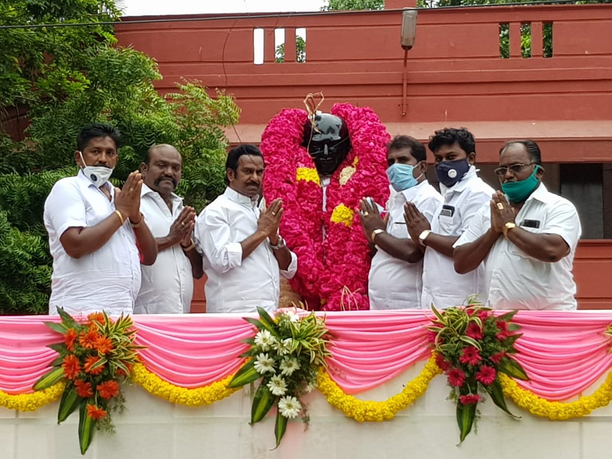 NRDHANAPALAN's tweet photo. காமராஜரின் 118வது பிறந்தநாளை முன்னிட்டு தி.நகர்.காமராஜர் நினைவு இல்லத்தில் உள்ள அவரது சிலைக்கு சமூக 
இடைவெளிவிட்டு மாலை அணிவித்து மரியாதை செய்ய அனுமதியளித்த @CMOTamilNadu அவர்களுக்கு #பெருந்தலைவர் #மக்கள் #கட்சி சார்பில் நன்றிகள்.
#காமராசர் | #HBDKamarajar
#என்ஆர்தனபாலன்_காமராஜர் https://t.co/K2fgXGnPpQ