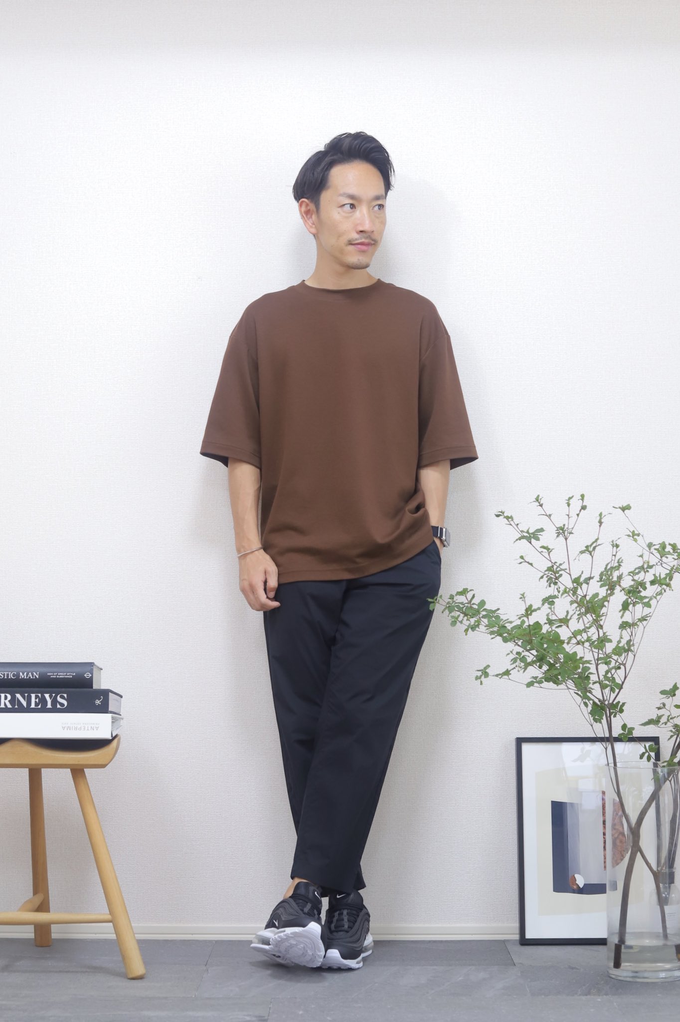 大山シュン スタイリストyoutuber 登録者13万人 本日 ユニクロuのブラウンtシャツにグローバルワークの エアカルイージーパンツ 靴はエアマックス97 今年はtシャツの色を変えるだけで着こなしのバリエーションがたくさん作れる 手抜きファッションの