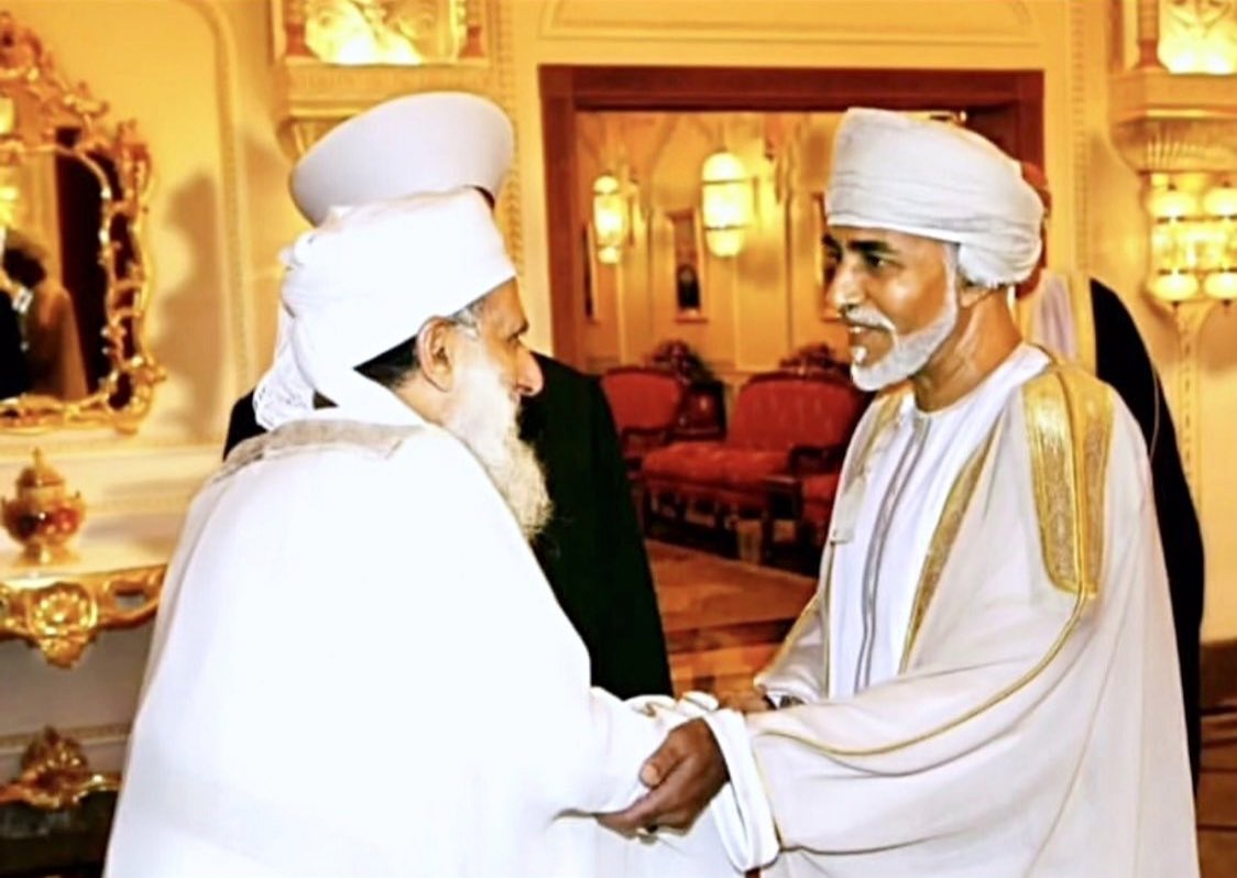 "نحن أمة لها قيمها واستقلالها في مناهج الحياة وعلينا التمسك بأصولنا الفكرية والتاريخية والأخلاقية
يجب الحذر لكل الأسباب التي تفضي إلى الخيانة ولا يجوز أن يؤثر الإنسان مصلحة نفسه على مصالح وطنه وأمته" #كلنا_الشيخ_احمد_الخليلي