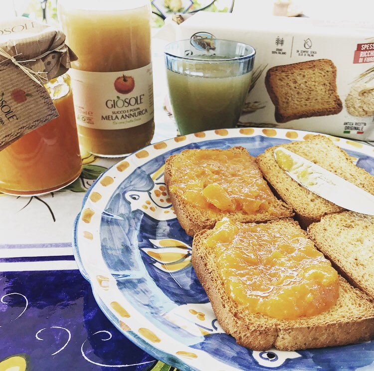 ItaliaVerace's tweet photo. 🌳 Colazione Italiana 🇮🇹 Fette biscottate da grano italiano, succo di mela annurca e confettura extra alla Pesca da frutta italiana 🍑🍎 🇮🇹 #ItaliaVerace 🧑‍🌾 🚜 ☀️

https://t.co/nVen66d1w7 https://t.co/uybqDxkExW