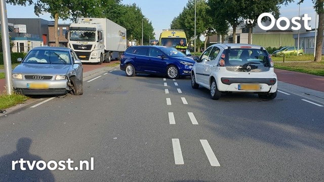 Automobiliste tolt na aanrijding in Enschede met auto over de weg. #rtvoost.