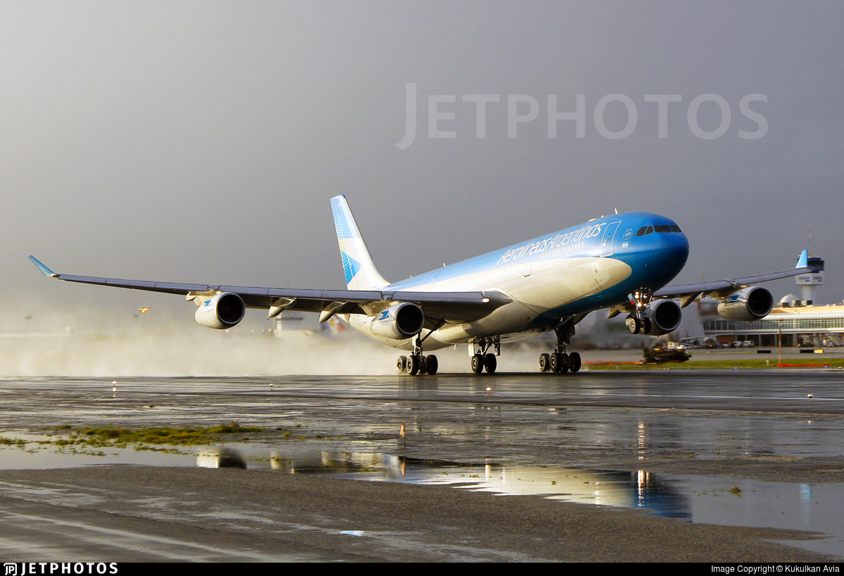 JetPhotos's tweet photo. An Aerolíneas Argentinas A340 in Cancun. https://t.co/KLgbkXpLOX © Kukulkan Avia https://t.co/dJj5eX40oe