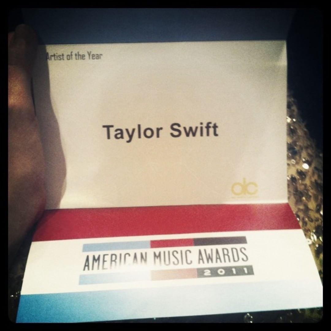 thefolkloreaoty's tweet photo. Taylor swift acknowledging her CHART and AWARD SUCCESS  and thanking "YOU GUYS" - a necessary thread https://t.co/c4IXOtuG5k