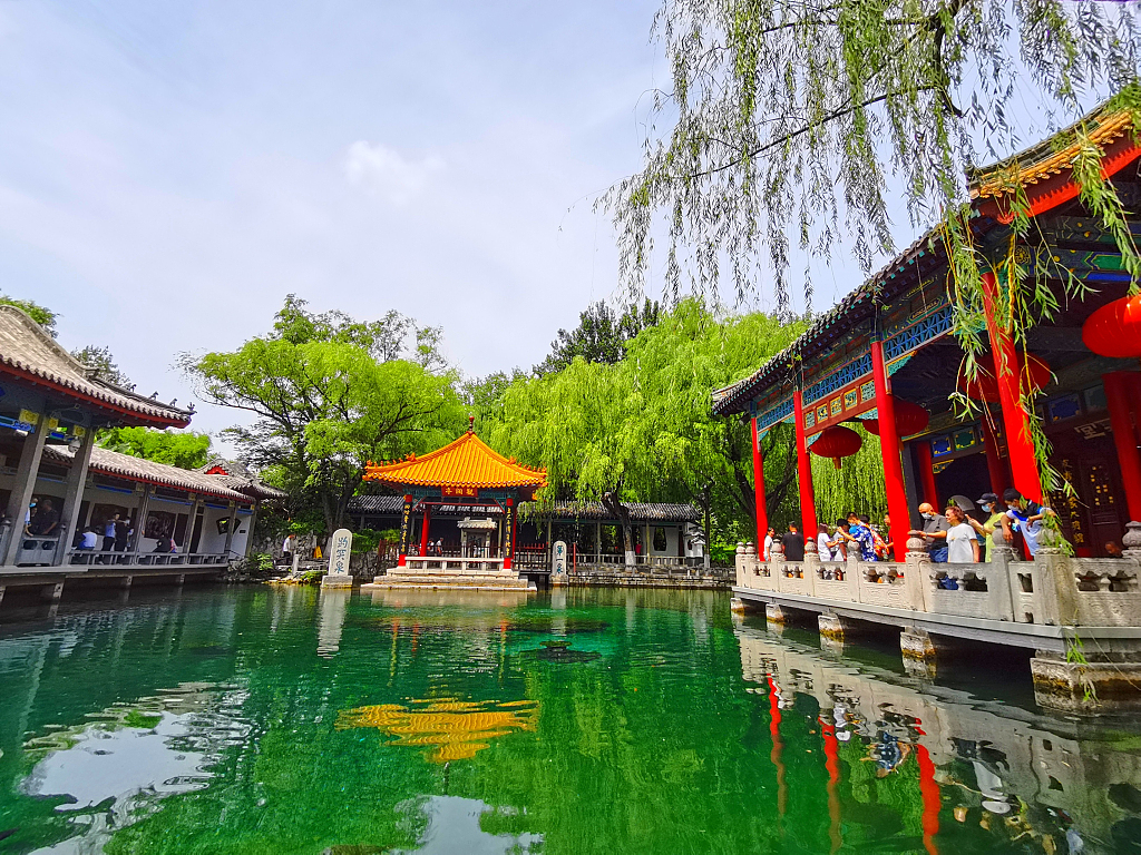 ChinaDaily's tweet photo. #GlamorChina Clear water gushes forth from three fissures at Baotu Spring in Jinan, Shandong province on Tuesday after heavy rainfalls, making the Spring a terrific site for photography. https://t.co/pbWdkR9tcx