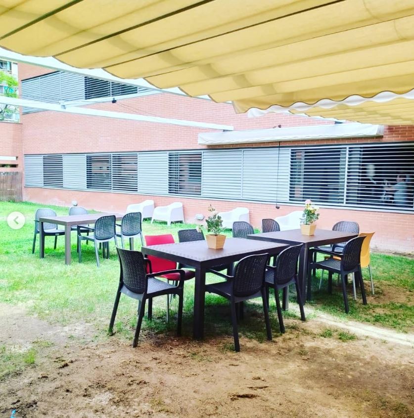 GrupPereMata's tweet photo. A la #Residència Bellvitge de Villablanca, estem renovant el mobiliari del jardí!!! Millorem els nostres espais per aprofitar-los i gaudir d'ells més que mai😎🧘♀️🧘♂️😉#disCAPACITAT #BonesEstones #DiversitatFuncional https://t.co/CwbZeOOGNX