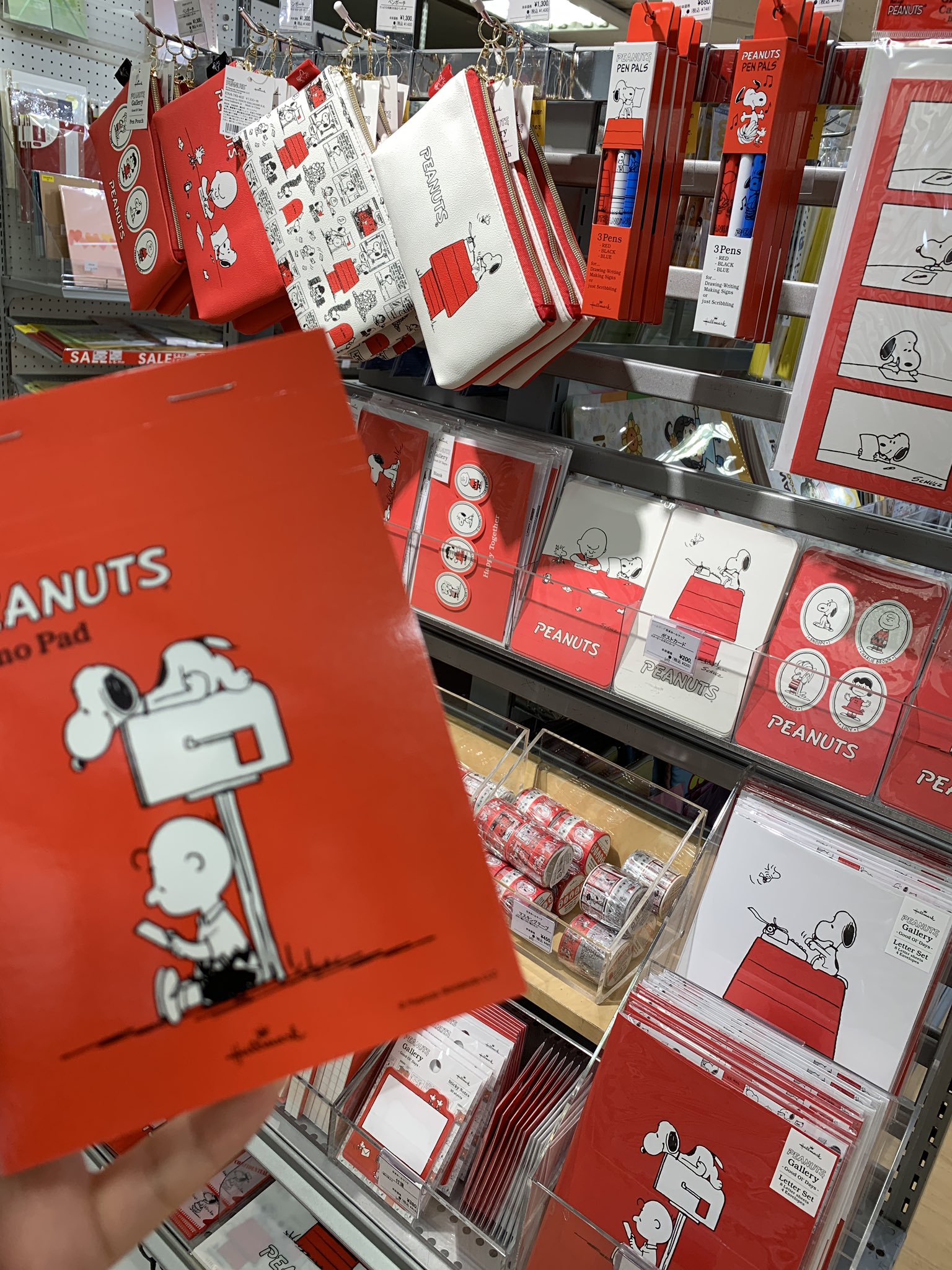 仙台ロフト スヌーピーコレクション ピーナッツはコミック誕生70周年 毎年違ったテーマでコレクションを展開しています 今回は1960 70年代のイラストを彷彿とさせるレトロかわいいデザインになっています W 3階文具売場