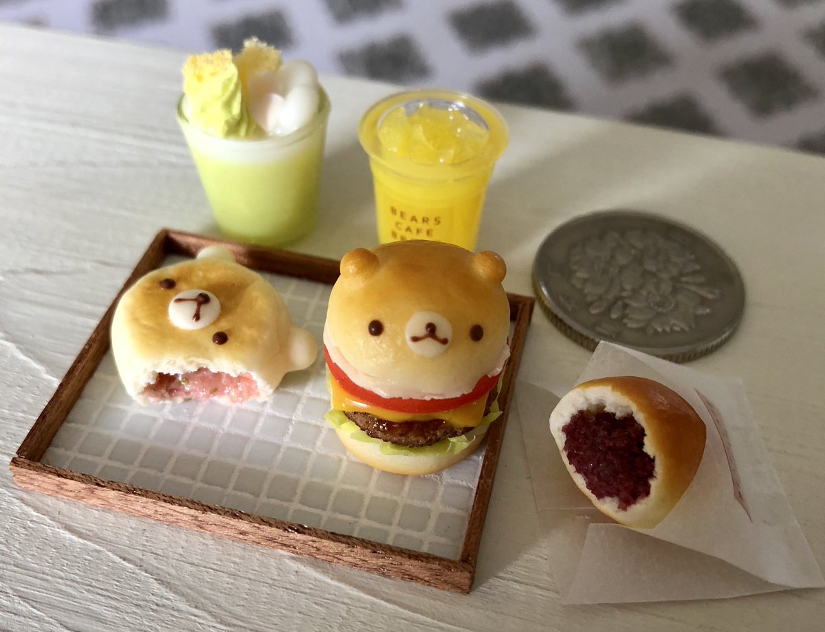 raiseyourtail's tweet photo. かわいいかわいい
クマベーカリーで
アンパンとバーガーを
お買い上げ。
あ!
ひとくちちょうだいって
ひとくちが大きいじゃん!
#ミニチュアフード
#Rforest さん https://t.co/zdFzL2NKSQ