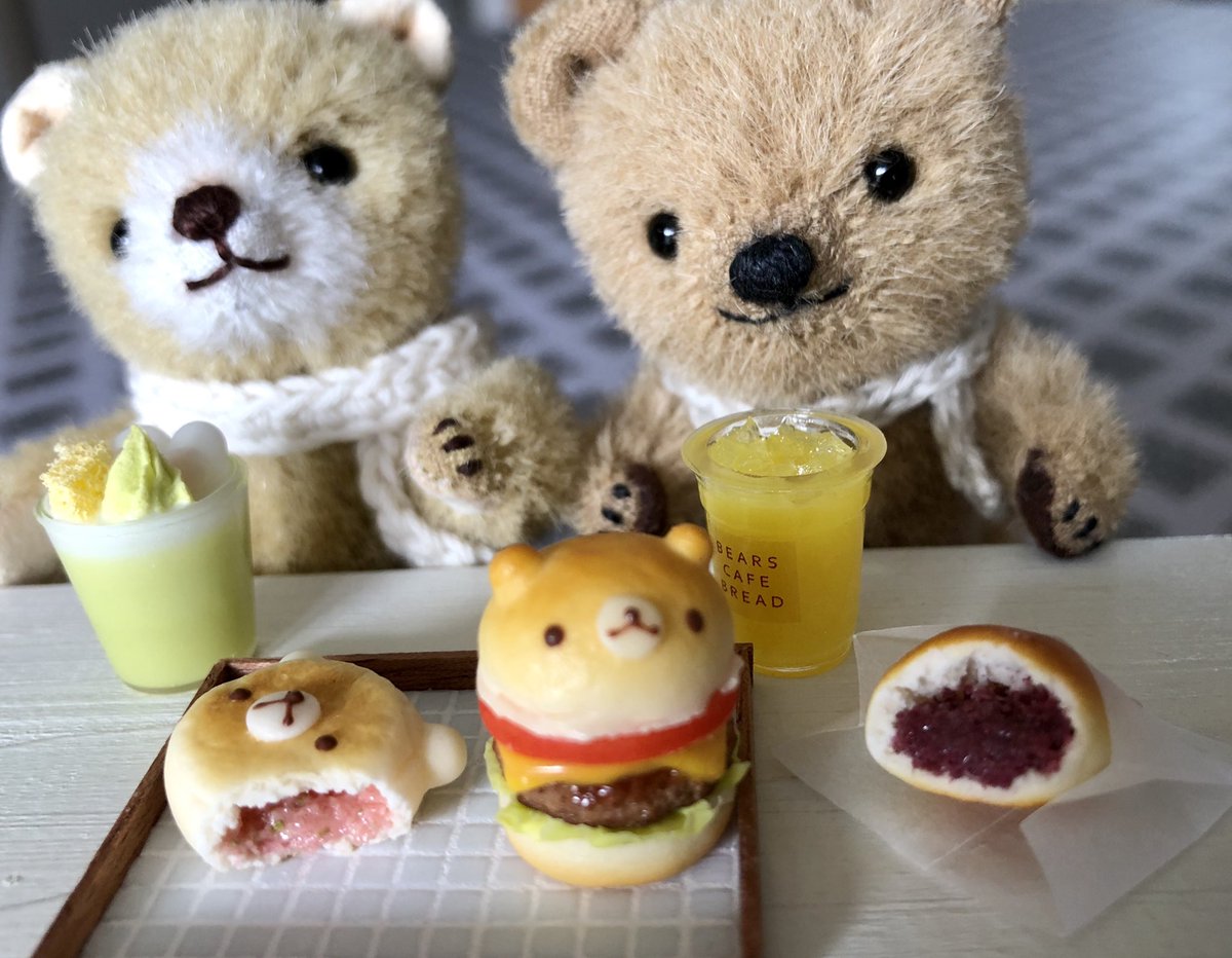 raiseyourtail's tweet photo. かわいいかわいい
クマベーカリーで
アンパンとバーガーを
お買い上げ。
あ!
ひとくちちょうだいって
ひとくちが大きいじゃん!
#ミニチュアフード
#Rforest さん https://t.co/zdFzL2NKSQ