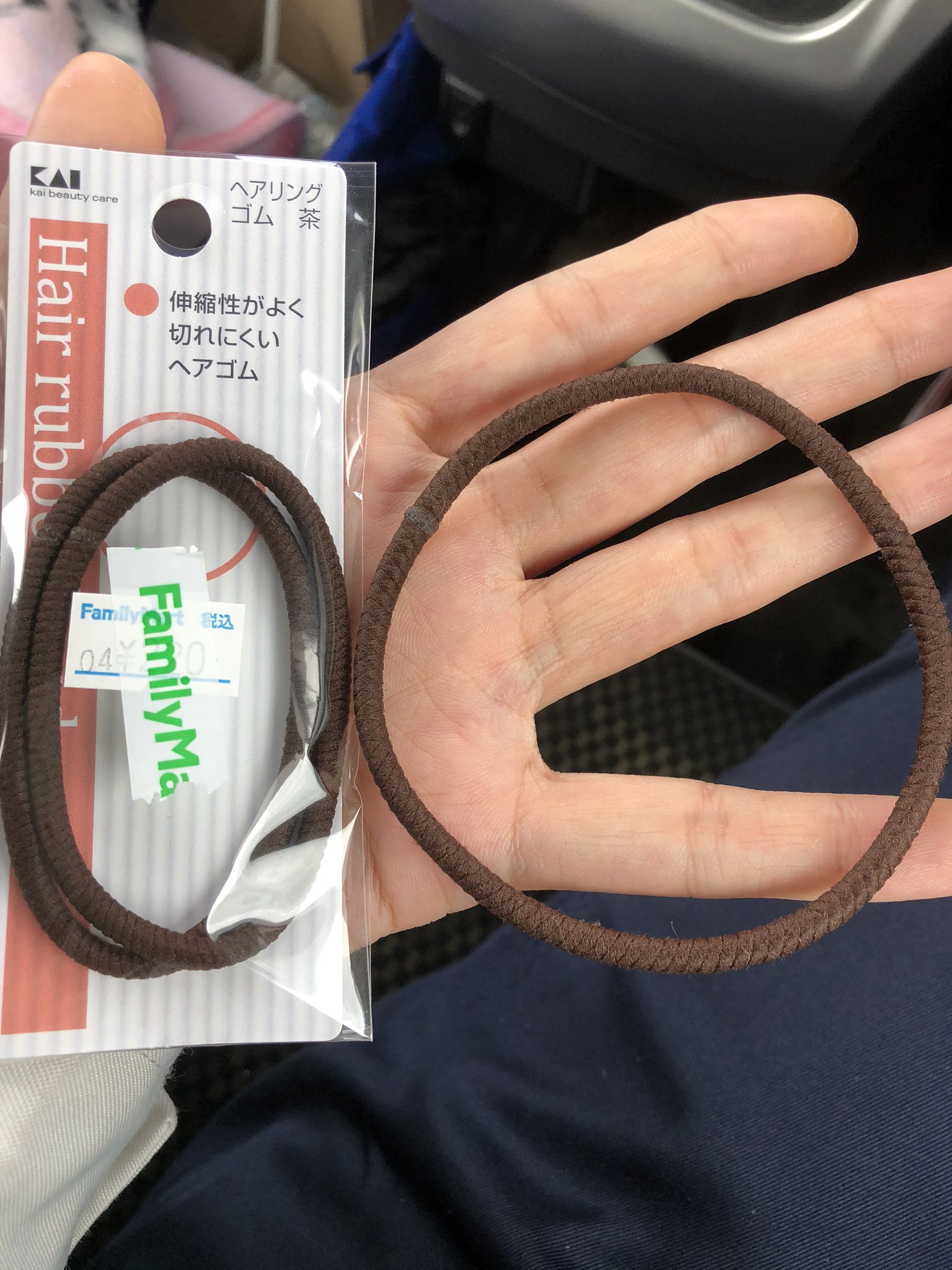 羊 毛 民 Kedama Wool ヘアゴムすぐ切れるって人いたらファミマで売ってるこのヘアゴム使ってみて欲しい 2本2円だからややお高いけど切れにくいというかほぼ切れなくて数ヶ月使っても切れないからゴムが伸びたら買い替えてる ちょうど買い替える為に