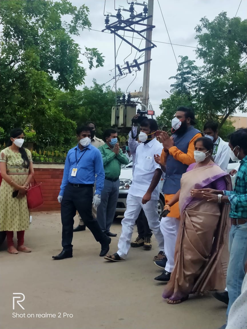 AfiKarnataka's tweet photo. Respected 
@CMofKarnataka 
@PMOIndia 
@narendramodi 
@drharshvardhan 
@sriramulubjp 
@drashwathcn 
@mla_sudhakar 
@BSBommai 

@AfiKarnataka announces #indefinite
Ayush Doctors Strike from 15th July.
#Justice4AyushDoctors
@prajavani @tv9kannada @suvarnanewstv @VVani4U @ANI https://t.co/eltHRCgei5