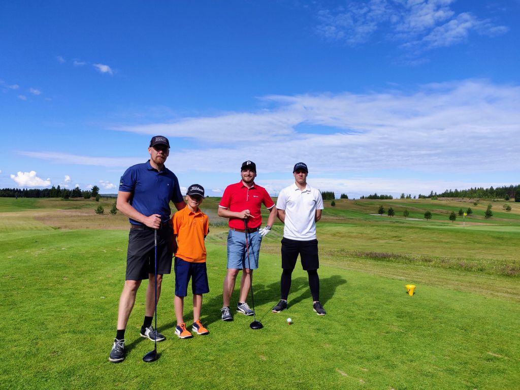 RevoGolf's tweet photo. Revontulessa jatkuu Keski-Suomen Kierros ja kenttä on upeassa kunnossa! 😎

Markku-isäntä grillaa makkaroita kymppikioskilla, pelaajat ovat iloisia ja keli suosii. 👍

#KSkierros #Revontuligolf #RevontuliFI #Golfari #Golfkenttä https://t.co/6jjGuHeUiR