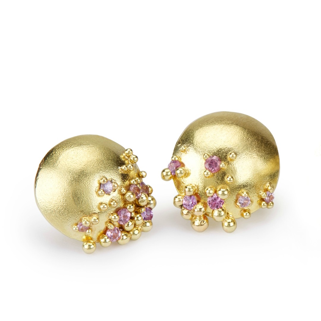 HannahDBedford's tweet photo. Texture and contrast... Scatterings of granules and delicious pink sapphires emerge onto the smooth gold surfaces of these new Adorn earrings.
#GranulationJewels
#AdornCollection https://t.co/uN2LkXRY4T