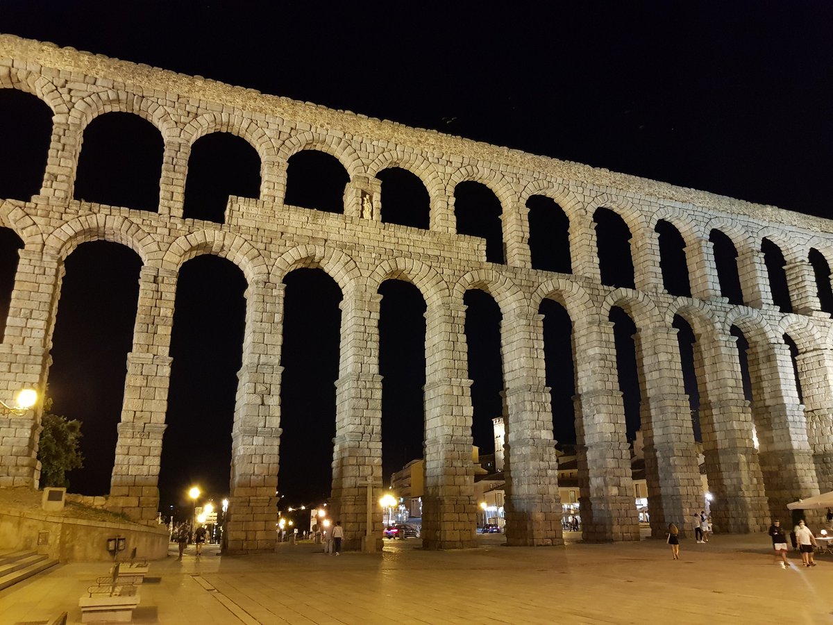 MochilaExpres's tweet photo. Siempre apetece volver a #Segovia para admirar el alucinante acueducto de casi 2000 años, el imponente Alcazar y, por supuesto, comer cochinillo😋 https://t.co/Rlk68Fm5gi