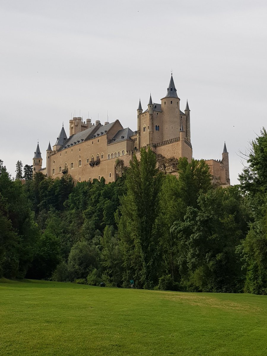 MochilaExpres's tweet photo. Siempre apetece volver a #Segovia para admirar el alucinante acueducto de casi 2000 años, el imponente Alcazar y, por supuesto, comer cochinillo😋 https://t.co/Rlk68Fm5gi