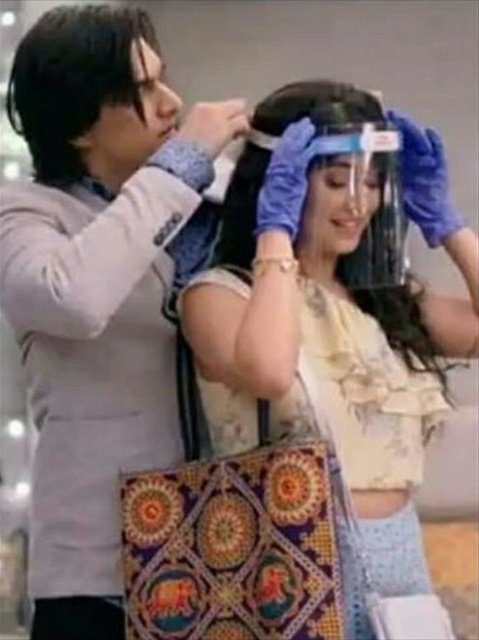 acsharp99's tweet photo. Kartik :- Umm Mangalsutra? Naah 
Can I tie ur face shield?

Le naira :- Mera ye face shield...Tere pyaar me gir gaya re
#YehRishtaKyaKehlataHai #MannKiBaat https://t.co/GnudiJE9QY