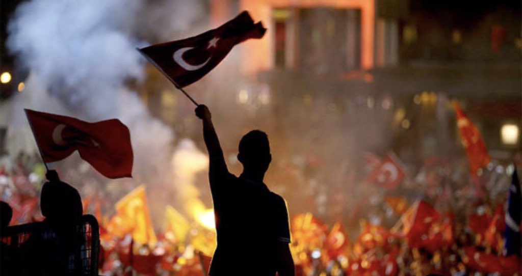 Kahramanlar can verir yurdu yaşatmak için.🇹🇷
#15TemmuzuUnutma