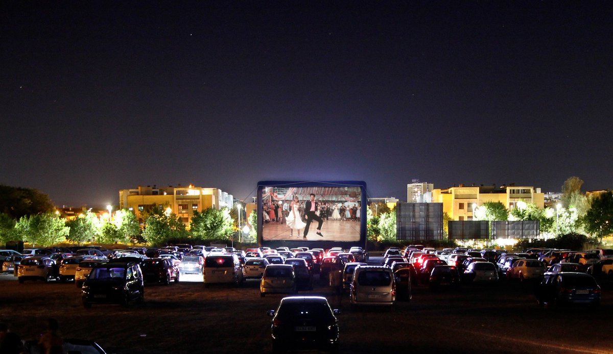 ayto_merida's tweet photo. 🎬🚗 Éxito y aforo completo en la primera proyección del autocine de verano, en el Recinto Ferial, con 'GREASE'. 

👉 Desde hoy se puede reservar plaza (vehículo), en la delegación de deportes, para la próxima proyección que será 'CAMPEONES', el martes 21 de julio, a las 22:30 h https://t.co/GQd0JPNLtF