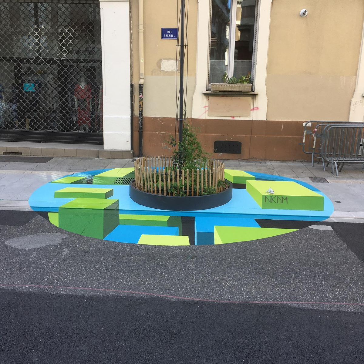 HabitantsCBCH's tweet photo. #NKDM a fini ce samedi sa 4ème anamorphose à l'intersection #Lakanal et #Genissieu ! Toujours aussi enthousiasmant et le prochain tracé est déjà visible au niveau du Douceur Café 😉 https://t.co/Cdoa7mYkOK https://t.co/DaPUIrCYGT