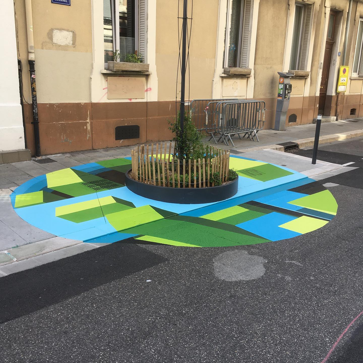 HabitantsCBCH's tweet photo. #NKDM a fini ce samedi sa 4ème anamorphose à l'intersection #Lakanal et #Genissieu ! Toujours aussi enthousiasmant et le prochain tracé est déjà visible au niveau du Douceur Café 😉 https://t.co/Cdoa7mYkOK https://t.co/DaPUIrCYGT