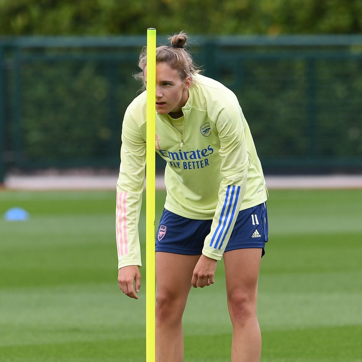 ArsenalWFC's tweet photo. *𝙁𝙞𝙧𝙨𝙩 𝙙𝙖𝙮 𝙗𝙖𝙘𝙠 𝙖𝙩 𝙩𝙧𝙖𝙞𝙣𝙞𝙣𝙜*

Joe: Right, time for the bleep test. Hang on, are we missing someone?

Viv: https://t.co/AJmBMcxnVi
