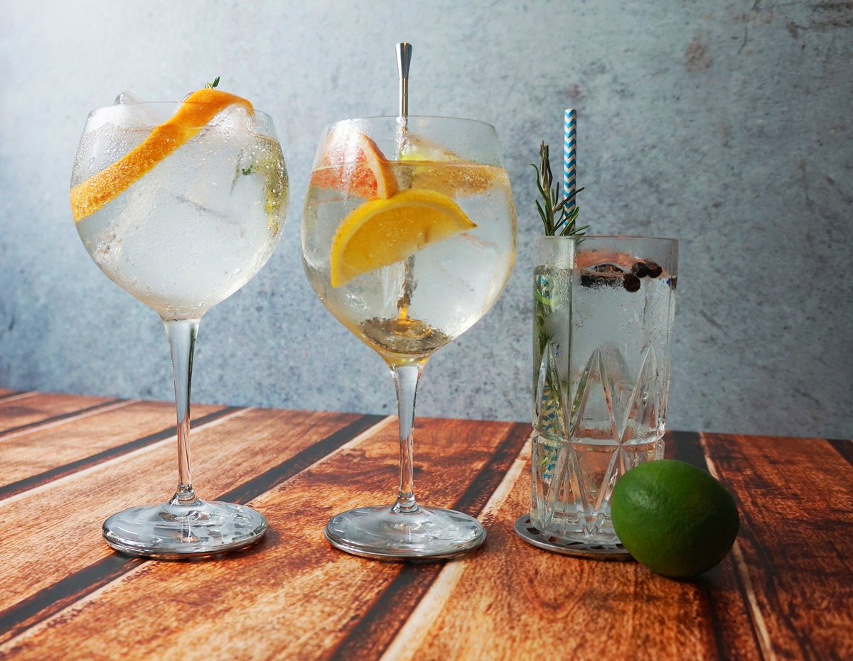 svrofficialsite's tweet photo. Gin. Tapas. Candelit Concourse. How else would you like to spend a Saturday night? #SVRFamily #Ginstagram #Ginspiration #GinAndTapas #GirlsNight #NightOut https://t.co/auqqf0sZ3u https://t.co/Mrc39HjEw8
